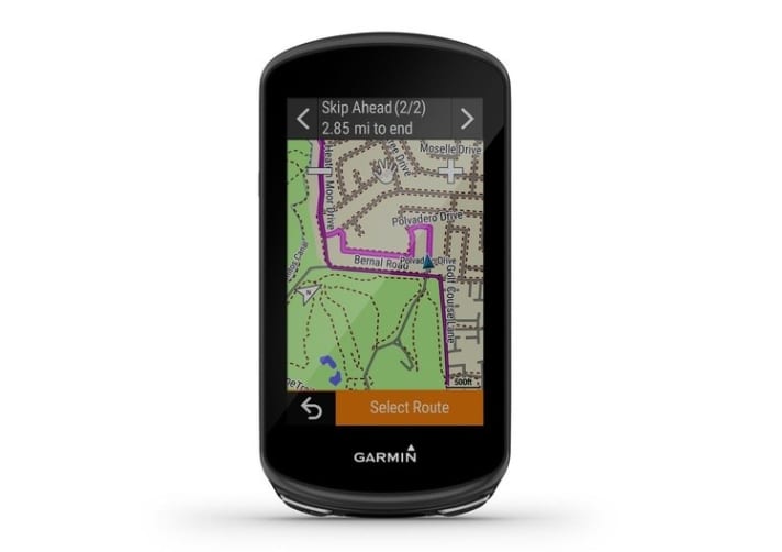 Garmin promet une bonne vue d'ensemble par tous les temps grâce à l'écran tactile couleur très contrasté. Grâce à une fonction lumineuse, l'option d'itinéraire peut également être utilisée dans l'obscurité. Grâce à un nouveau processeur à l'intérieur, le calcul de l'itinéraire devrait être plus rapide.
