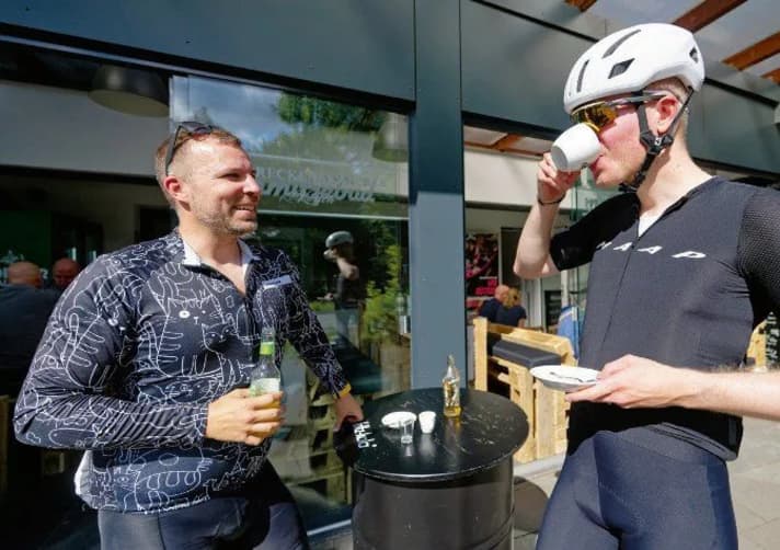 Dernier verre : deux cyclistes se réjouissent de l'occasion de boire leur dernier verre lors de leur tour du dimanche.