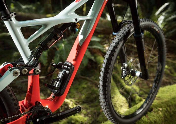   Der bereits von Camber und Stumpi bekannte SWAT-Stauraum im Unterrohr kommt auch am neuen Specialized Enduro zum Einsat.
