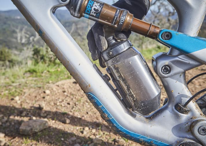   The special Fidlock bottle cage allows you to carry a 600 ml bottle. A normal bottle cage with a 500 ml bottle fits from frame size M.