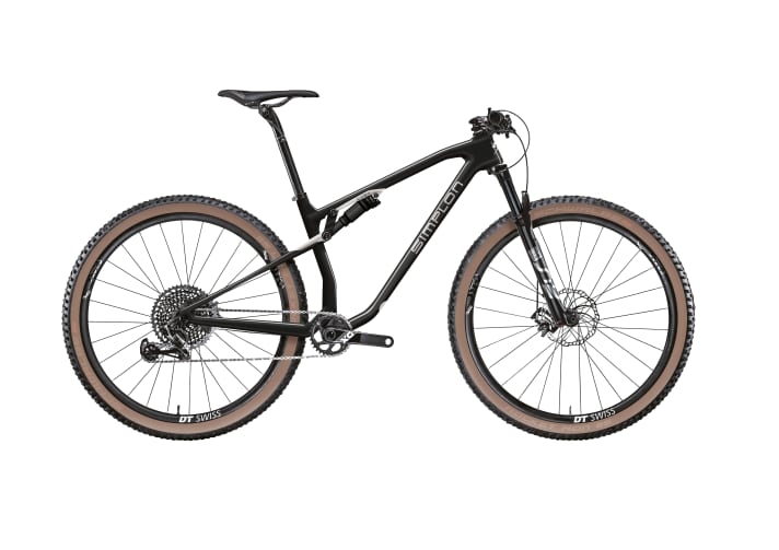   The new SL frame saves 200 grams compared to the conventional Cirex frame. The complete bike thus scratches the 10-kilo mark. 