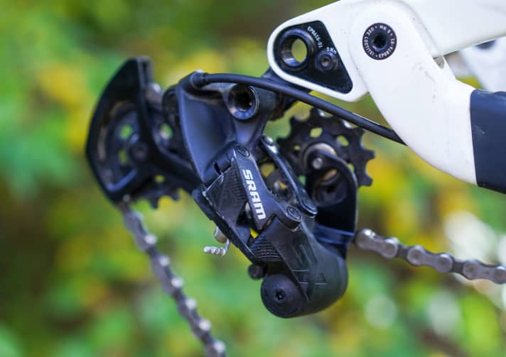 Das SX-Schaltwerk von Sram ist deutlich einfacher gearbeitet als die hochpreisigen Eagle-Modelle, bietet aber für jede Situation den passenden Gang und funktioniert gut.