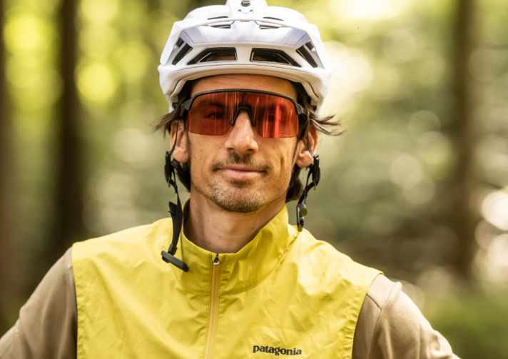 Tester Laurin Lehner, 1,78 Meter, 73 Kilo. Helm: Speedframe Solid Helm, Brille: Oakley Sutro Lite, Sweatshirt: YT Signature Triple Drirelease L.