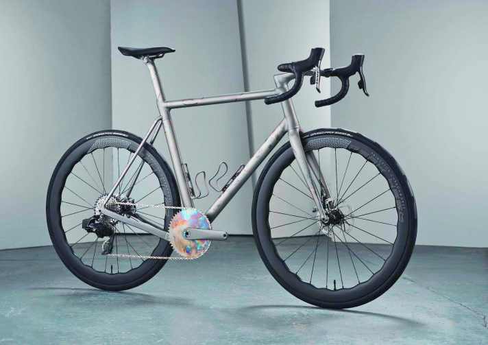 Modern: High-End, maximal individuell: Titan-Muffen und Cockpit aus Titan gedruckt, von Tom Sturd.