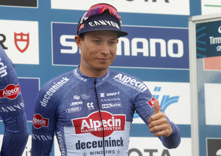 Im Jeanslook: Alpecin-Deceuninck 2024 - hier Jasper Philipsen bei Tirreno-Adriatico 2024