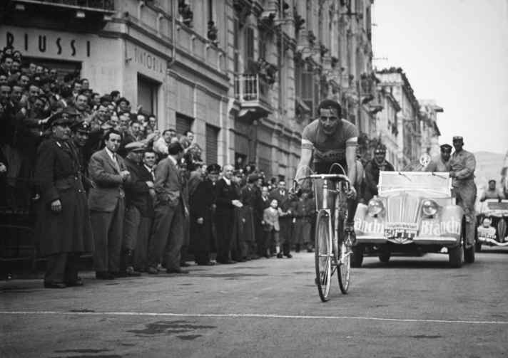 Fausto Coppi à l'arrivée à San Remo en 1949