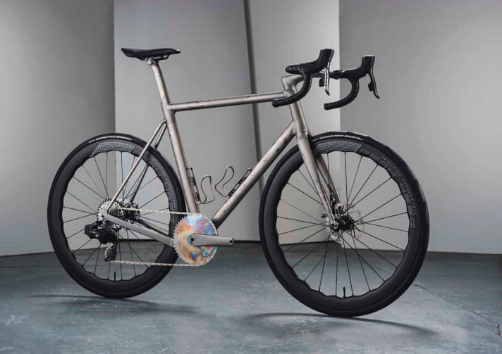 Tom Sturdy prints sleeves, cranks, saddle supports and handlebar/stem combos made of titanium and customised. The picture shows the "Sidhe" aero model