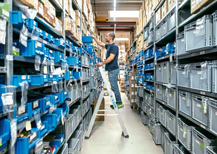 Jedes Projekt wird nach Kundenwunsch an speziell passenden Montageständern fertiggebaut, die nötigen Teile projektweise aus den für Laien unüberschaubaren Lagern in nummerierten Kisten vorgepackt.