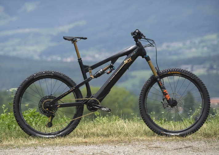   Die Nox-Topmodelle der beiden Varianten kommen in edlem schwarz/gold. Der gezeigte Prototyp rollt auf 27,5er-Reifen und stand leider noch nicht für Fahrtests zur Verfügung.