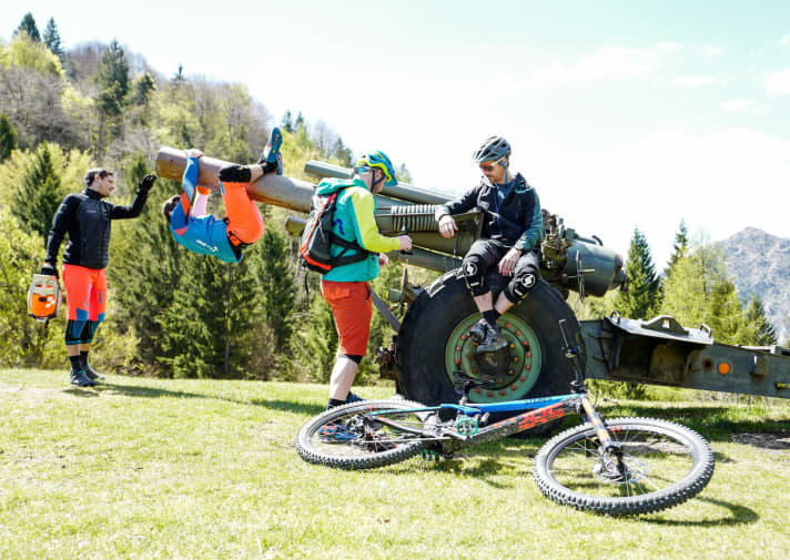   Short stopover: The Cube Action Team led by enduro ace André Wagenknecht (right) comes down from the pass and does a bit of gymnastics on the anti-aircraft gun at Passo Nota before continuing on to Riva. The landlord of the hut has decorated the property with old antiques - in memory of the front line between Italy and Austria, which ran right here during the First World War.