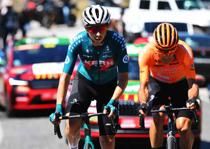 Ibon Ruiz (front) and Luis Angel Mate formed the escape group of the day.