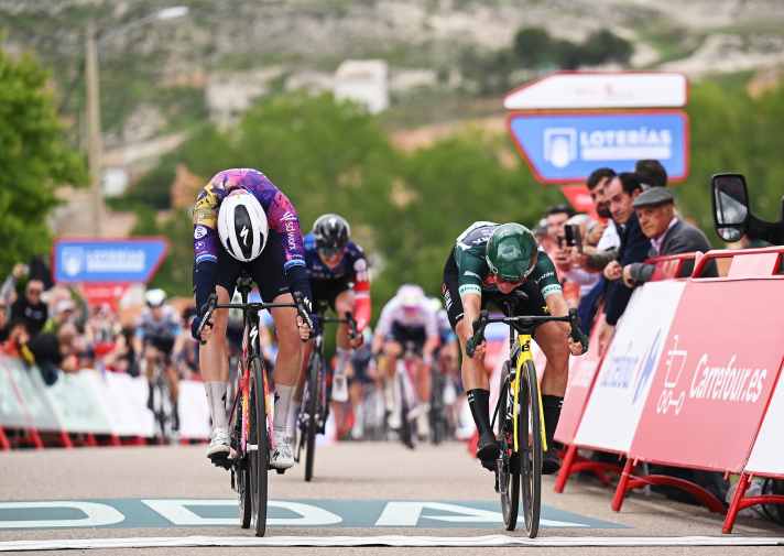 Das Zielfoto muss entscheiden, spricht dann aber für Marianne Vos als Siergerin der 6. Etappe