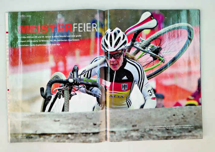 Le reportage sur les championnats du monde de cross à St Wedel en 2005 s'ouvre sur une photo double page de Hanka Kupfernagel - à l'époque l'un des visages les plus connus du cyclisme féminin en Allemagne.