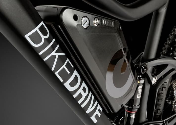   The 2.6-kilo 360 Wh battery is mounted on the down tube.