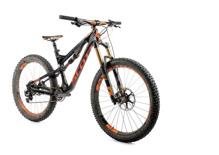   Scott Genius LT 700 Tuned+: Scotts Edel-Enduro ist tadellos ausgestattet und begeistert mit bewährter Wohlfühl-Geometrie – ein Spaßbike, mit oder ohne Plus-Bereifung.   