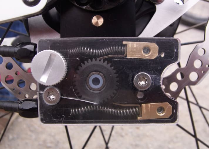   Die GEBLA Rohbox übernimmt die Rasterung von den Schalthebeln.