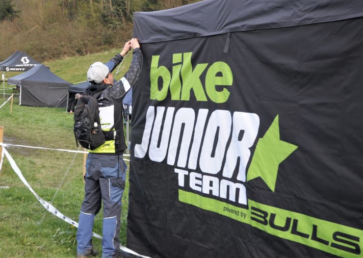   Alle helfen beim Aufbau des Zelts für das BIKE Junior Team bei der Bundesnachwuchssichtung in Hausach.