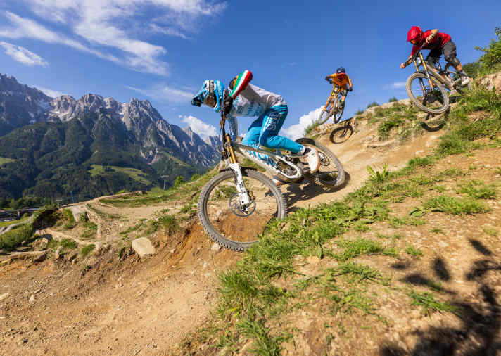 FREERIDE-Test auf der Worldcup-Strecke in Leogang: Der Südafrikanische Downhill-Meister und FREERIDE-Tester Stefan Garlicki hier auf dem Commencal Supreme DH vorne. „Ein Bike ohne Mängel“