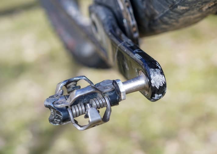 This optical tuning backfired: because the original rubber caps destroyed the elegant look, our reporter drove without them. The sensitive carbon fibre surface suffered visibly.