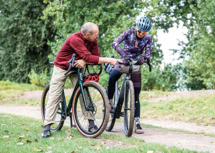 Taschen sind für nahezu alle Stellen am Bike verfügbar. Praktisch für Wertsachen und Notverpflegung sind Lenker- und Oberrohrtaschen.