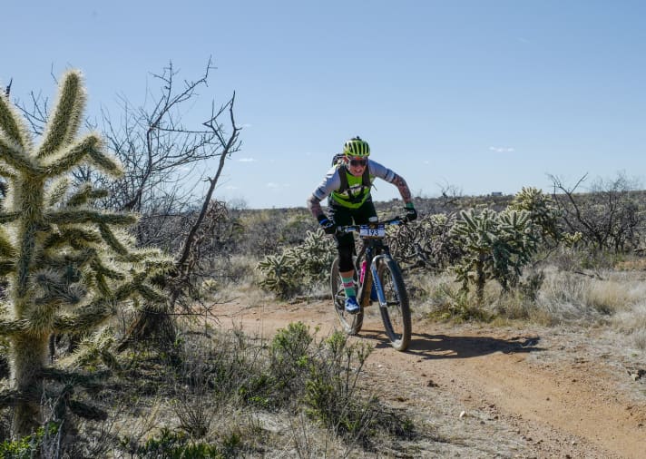 Full throttle through the cactus desert: BIKE reporter Henri Lesewitz kneads his legs.
