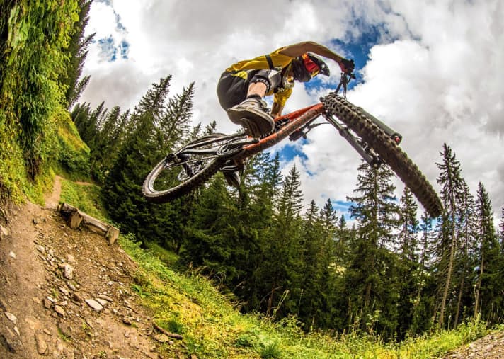   26 inches is alive! At least in the new Kona Precept DH 200, the affordable entry-level big bike is already on sale. You have to fork out a favourable 2,499 euros for it.