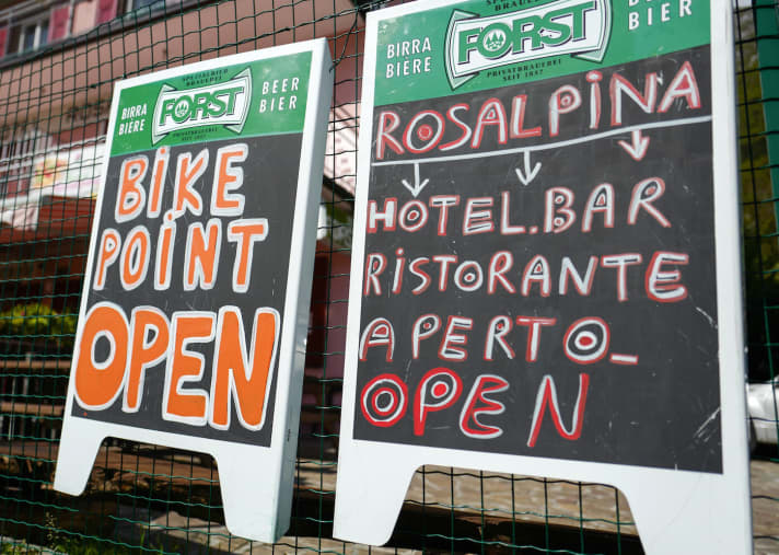   We recommend refuelling in Pregásina. The passage up to Passo Nota is tough and requires some physical effort. The Hotel Rosalpina two hairpin bends below Pregásina is biker-friendly and offers tasty refreshments.