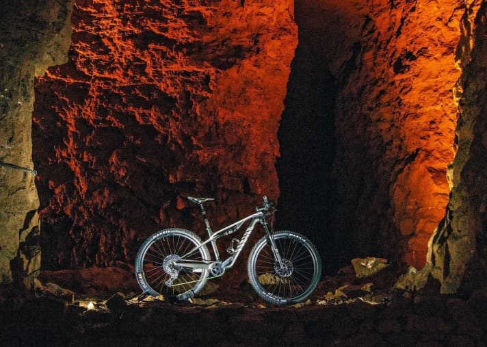   Alle drei neuen 232-Komponenten von DT Swiss wird es für das Modelljahr 2020 ausschließlich am Canyon Lux CF SLX 9.0 DT Ltd. geben. Das auf nur 32 Stück limitierte Bike wird 7499 Euro kosten. Einzeln sind die DT-Teile ab sofort verfügbar.