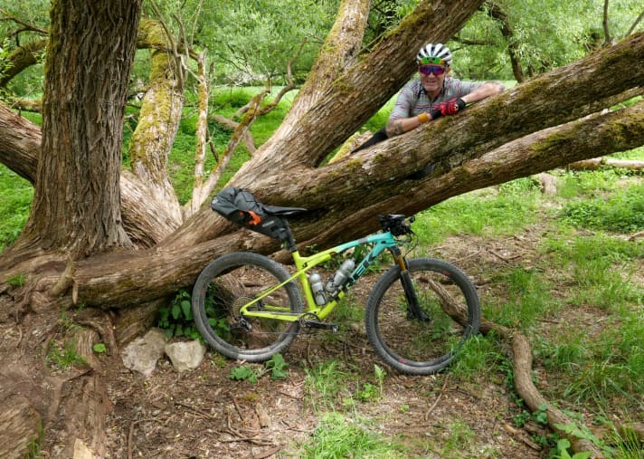   The Trek Supercaliber and our author on the way from Munich to Saalfeld in summer 2020. Thanks to the low weight, geometry trimmed for pedalling efficiency and firm suspension, the 360-kilometre ride was completed in two days.
