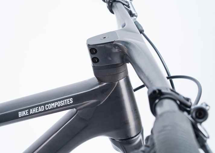 Thanks to the modular system, the Ahead The Frame Hardtail bike can of course be configured with high-quality carbon parts from the company. Complete bike weights start at under eight kilos.