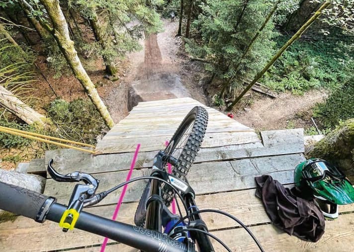 It looks like a steep descent, except that there are almost ten metres missing in the middle. "The view down was scary," remembers Eliott.