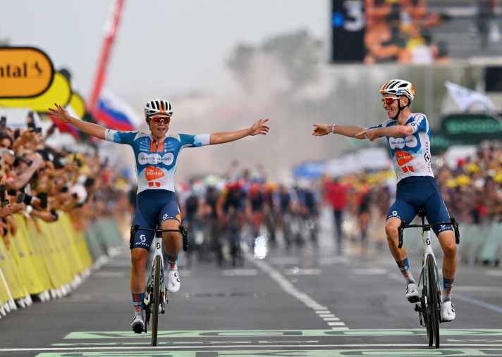 Romain Bardet (rechts) und Frank van den Broek (links) feiern auf der 1. Etappe der Tour de France 2024 für ihr Team dsm-firmenich PostNL einen Doppelsieg