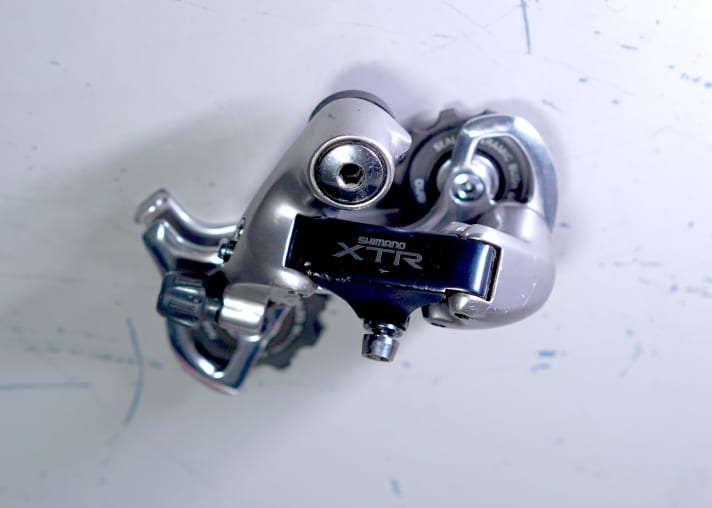 Deutliche Gebrauchsspuren, aber technisch top: Ein altes XTR-Schaltwerk findet immer einen Käufer, auch wenn es Kampfspuren hat