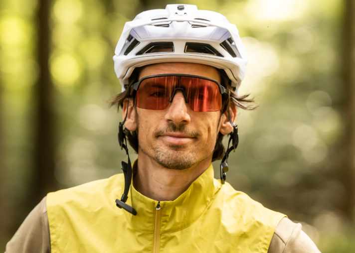 Test-Redakteur Laurin Lehner pendelt ganzjährig in die Redaktion, täglich 24 Kilometer. Er fuhr die Rucksäcke jeweils rund zwei Wochen.