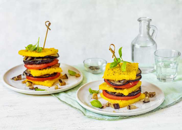 Wer sich vegan ernähren und sportlich aktiv sein möchte, sollte sich mit dem Nährstoffgehalt pflanzlicher Lebensmittel, wie diesen Polenta-Gemüse-Burgern, auseinandersetzen.