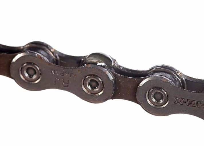 Überschüssiges Öl und Schmutzreste von der Kette wischen.