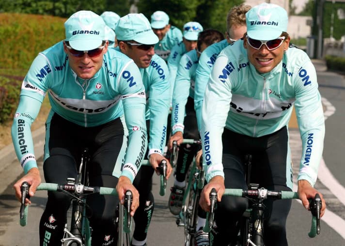 Le père Tobias Steinhauser (à gauche) a été professionnel dans l'équipe Bianchi, en compagnie de Jan Ullrich (à droite).