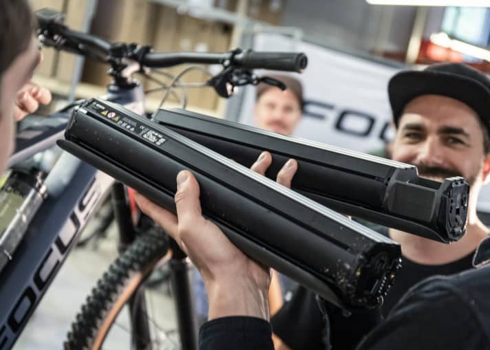   Super: In die meisten neuen Focus-E-Bikes passt sowohl der 625er-, als auch der 500er-Akku (oben im Bild, inkl. Adapter zum Längenausgleich). 