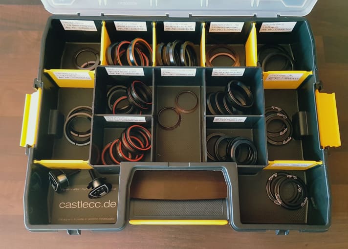   In der Tacklebox sind neben Industrielagern mit verschiedenen Maßen auch alle anderen Steuersatz-Bauteile enthalten. Mit derart großem Umfang eignet sich dieser Kasten allerdings nur für Händler.