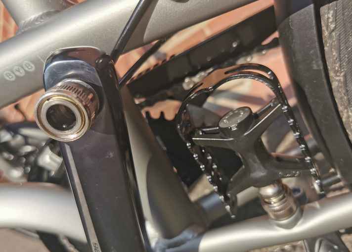 Both pedals can be removed using a quick-release coupling, and there is a special holder on the frame for the left pedal - very practical!