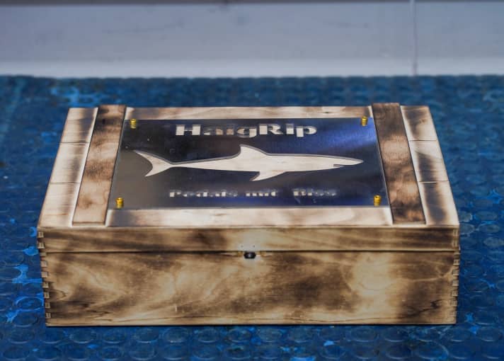 The front panel of the box features the brand logo, which Hubert has cut out of a metal plate and then lovingly screwed on.