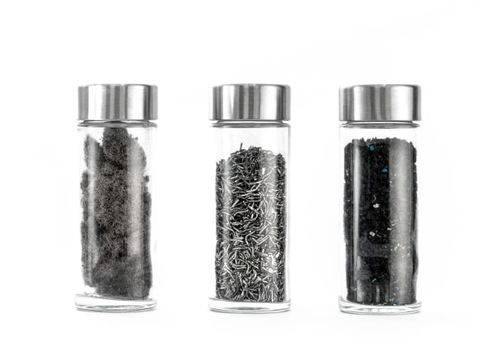 Bereit, um wieder ein Reifen zu werden: Die recycelten Rohstoff-Komponenten Textilfasern, Stahl und Gummigranulat.