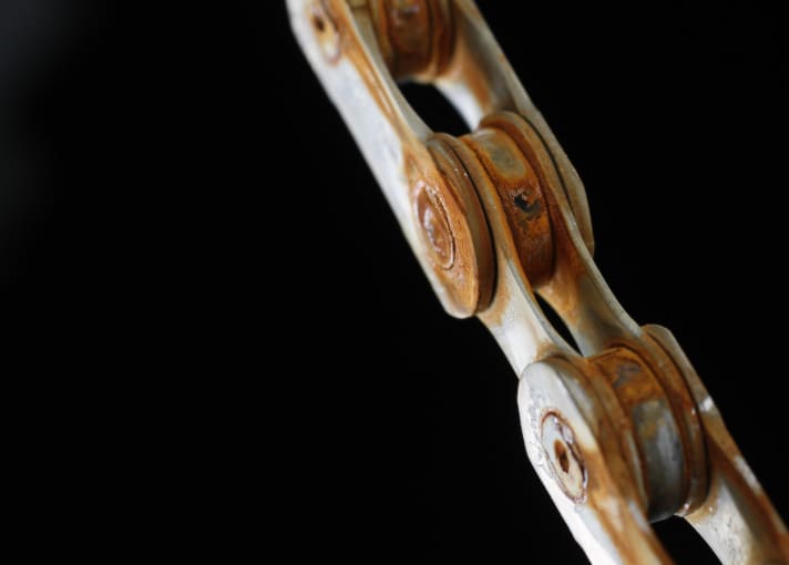   Rost auf der Fahrradkette: Um die Schutzwirkung der Bio-Schmiermittel zu prüfen, wurden eingeölte, gleiche Kettenstücke im Beregnungsprüfstand mit Salzwasser beregnet. Nach zwei, vier und zwölf Stunden wurden die Ketten auf verbliebenen Schmierfilm und auf Rostspuren untersucht.  