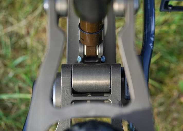 Clear view through the seat stays to the main bearing and bottom bracket area.