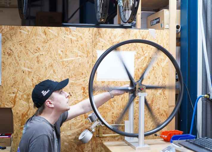 David führt in der Endmontage die finale Qualitätskontrolle durch und pflegt alle Werte in eine Datenbank ein.