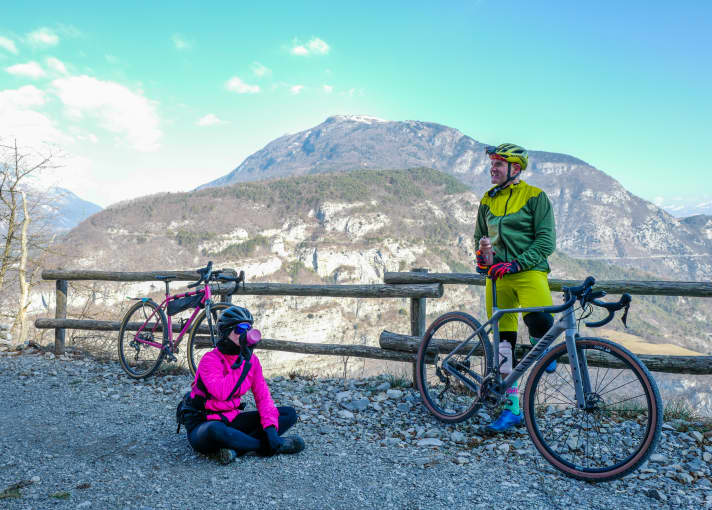 We couldn't extend our break for too long; as soon as we stopped, the cold made itself felt.