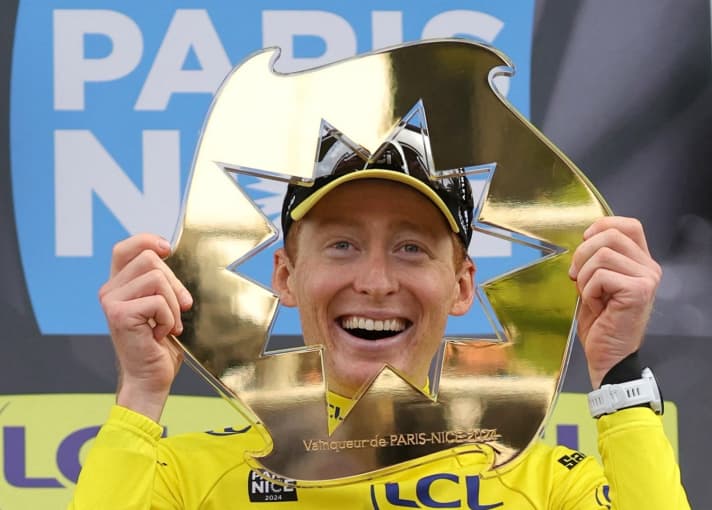 Mit einer Gesamtzeit von 27:50:23 gewinnt Matteo Jorgenson von Visma-Lease a Bike Paris Nizza vor Remco Evenepoel (Soudal - Quick Step), 10. März 2024.