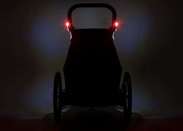 According to the German Road Traffic Licensing Regulations (StVZO), child trailers must have an active rear light and two reflectors at the front and rear. | pd-f