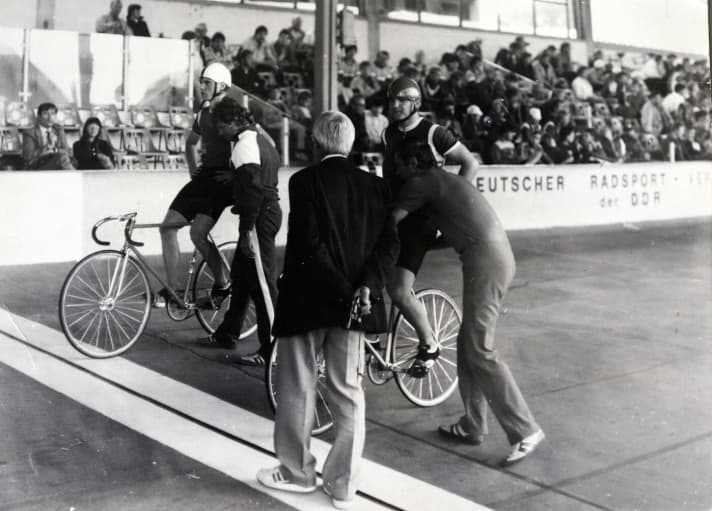   Der Autor (re.) im zarten Jugendalter beim Halbfinale der DDR-Spartakiade im Bahnsprint. Die Radsport-Leidenschaft war bereits voll ausgeprägt. Der Punk kam wenig später.
