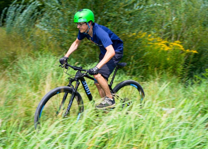   Even flying is not more beautiful! On his maiden ride on Munich's Isar Trail, Bernd can't believe how crazy the Stoll R1 is going forwards. "Such an awesome bike! A huge thank you to everyone who made this possible!" he says happily. He can still hardly believe his luck. Next year, he wants to ride the Stoll into the hell of Bad Goisern. But for now, he feels like he's in seventh heaven.